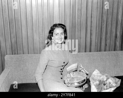 Miss World, 19-jährige Carmen Susana Duijm Subillaga aus Venezuela mit ihrem Pokal am Flughafen London. Sie flog auf dem Heimweg nach Paris. Oktober 1955 Stockfoto