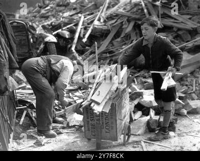 Der 11-jährige Lambeth-Junge verkauft Brennholz aus Bombenhäusern für die Londoner Kriegswaffe-Woche. Mai 1941 Stockfoto