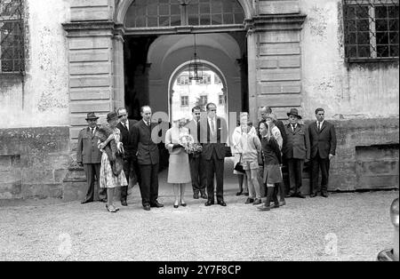 Königin und Herzog von Edinburgh besuchen Schloss Salem in der Nähe des Bodensees, Deutschland, die Heimat von Herzogs Schwester Theodora, der Markgräfin von Baden (links, Pelzstahlen). Andere aus dem linken Fürsten Ludwig (der Sohn der Markgräfin), Prinz Max, Markgraf von Baden; Fürst Kraft von Hohenlohe-Langenberg (Mitte, Hintergrund) Prinzessin Sophie von Hess und ihr Mann, Prinz Georg Wilhelm von Hannover und ihre Kinder vor ihnen. Stockfoto