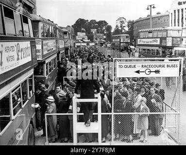 Tausende fahren mit dem Bus zum Derby von Morden Tausende von Menschen reisten mit dem Bus von Morden nach Epsom, um das Derby zu beobachten. Foto zeigt: Schlange für die Busse in Morden. Juni 1937 Stockfoto