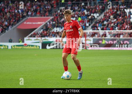 Freiburg, Deutschland. September 2024. Noah Weißhaupt (SC Freiburg) beim Spiel der 1. FBL: 24-25:1. FBL: 24-25:5. Sptg. SC Freiburg - FC St. Pauli DFL-VORSCHRIFTEN VERBIETEN DIE VERWENDUNG VON FOTOGRAFIEN ALS BILDSEQUENZEN UND/ODER QUASI-VIDEONann Credit: dpa/Alamy Live News Stockfoto