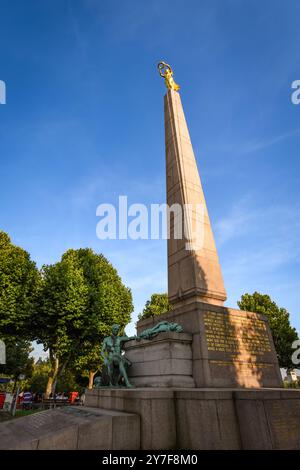 Gëlle-Fra-Denkmal auf dem Platz der Verfassung an einem hellen Sommertag in Luxemburg-Stadt Stockfoto