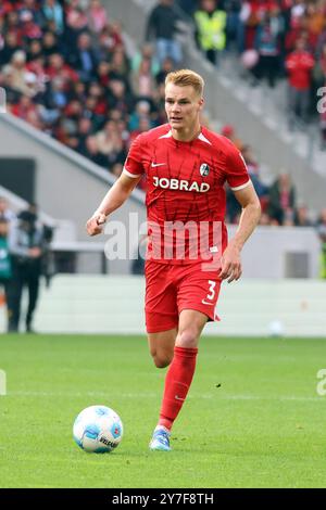 Freiburg, Deutschland. September 2024. Philipp Lienhart (SC Freiburg) beim Spiel der 1. FBL: 24-25:1. FBL: 24-25:5. Sptg. SC Freiburg - FC St. Pauli DFL-VORSCHRIFTEN VERBIETEN DIE VERWENDUNG VON FOTOGRAFIEN ALS BILDSEQUENZEN UND/ODER QUASI-VIDEONann Credit: dpa/Alamy Live News Stockfoto