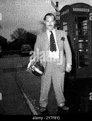 Der berühmte Rennfahrer Archie Scott Brown kehrt aus den USA zum Flughafen London zurück, wo er am Sebring Grand Prix, einem zwölfstündigen Langstreckenrennen, teilgenommen hatte. März 1958. Stockfoto