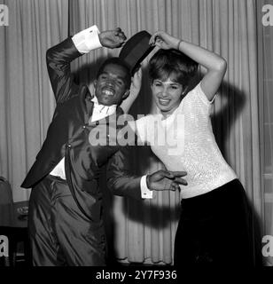 In London demonstrieren die jamaikanische Blue Beat-Sängerin Prince Buster aus Kingston und ihre weibliche Gegenstimme Brigitte Bond aus Marseille. Februar 1964 Stockfoto