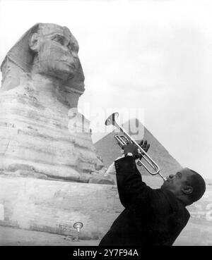 Louis Armstrong spielt Trompete in Ägypten im Januar 1961 Stockfoto