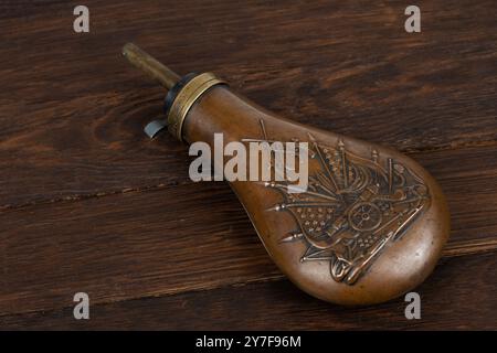 Alte Pulverflasche im Westen auf Holzdeck Hintergrund Stockfoto