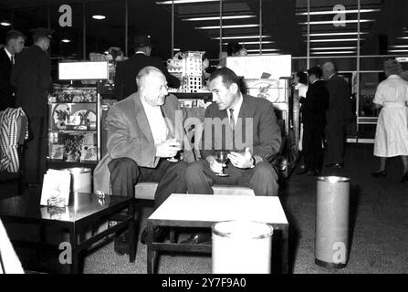 London Airport; bei ihrem Treffen am London Airport am heutigen Abend genießen Jack Solomons und Gil Clancy (rechts), Manager von World Welter-Weight American, Emile Griffith, einen Drink. Solomons und Clancy sprachen über die Pläne für einen Griffith gegen Brian Curvis (British and Empire Welterweight Champion) Test im nächsten Jahr. Oktober 1962. Stockfoto