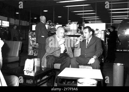 London Airport; bei ihrem Treffen am London Airport am heutigen Abend genießen Jack Solomons und Gil Clancy (rechts), Manager von World Welter-Weight American, Emile Griffith, einen Drink. Solomons und Clancy sprachen über die Pläne für einen Griffith gegen Brian Curvis (British and Empire Welterweight Champion) Test im nächsten Jahr. Oktober 1962. Stockfoto