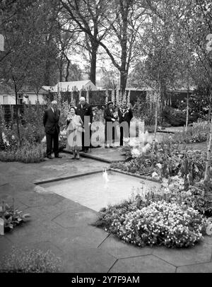 Die Queen Mother Points bewundernswert während einer Führung durch die jährliche Chelsea Flower Show. Mai 1955 Stockfoto