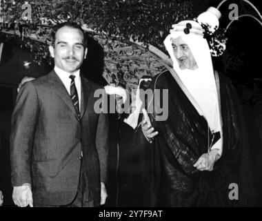 König Hussein von Jordanien (links) und König Faisal von Saudi-Arabien bei Hussein Besuch in Saudi-Arabien vor kurzem. Es wird berichtet, dass König Hussein eine zweite Ehefrau nehmen wird. Sie ist Fernsehsprecherin Suha Toukan. Seine erste Frau, der gebürtige Engländer Tony Gardiner, war nie Königin. Sie ist als Prinzessin Muna bekannt. März 1969 Stockfoto