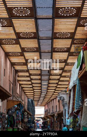 Das prunkvolle Dach eines Souks in der Medina von marrakesch, marokko. Das Dach wurde nach dem Erdbeben von 2023 wieder aufgebaut Stockfoto