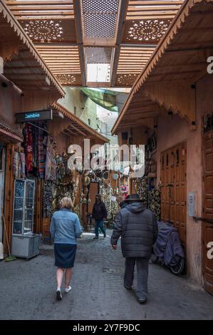 Das prunkvolle Dach eines Souks in der Medina von marrakesch, marokko. Das Dach wurde nach dem Erdbeben von 2023 wieder aufgebaut Stockfoto