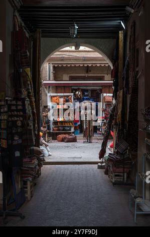 Blick auf einen Souvenirladen im Souk in der Medina von Marrakesch, Marokko. Ein Souk oder Souk ist ein Marktplatz oder Geschäftsviertel in Afrika Stockfoto