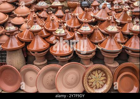 Tajine-Töpfe aus Tongut zum Verkauf im Souk von Marrakesch, Marokko Stockfoto