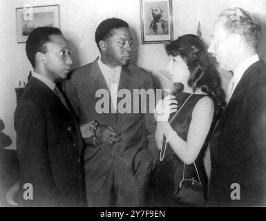 Die französische Sängerin und Schauspielerin Juliette Greco trifft auf König Freddie Mutesa von Buganda mit dem US-Schauspieler John Kitzmuller (2. Von links) und Andy Worker (rechts) Kampala Palace, Buganda - 13. August 1957 Stockfoto