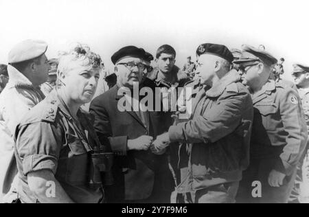 Der israelische Premierminister Levi Eshkol (Mitte) traf sich bei seinem Treffen an einem israelischen Kommandoposten an der israelisch-jordanischen Grenze mit dem Stabschef Haim Bar Lev (zweiter von rechts) und dem Befehlshaber Ariel Sharon (links) nach dem Angriff der israelischen Streitkräfte auf El Fatah-Basen in Jordanien. Der eintägige Angriff wurde gestartet, um "einer neuen Terrorwelle gegen unser Land vorzubeugen". Sagte Levi Eshkol. Etwa 150 arabische Saboteure wurden getötet. Israelische Opfer wurden mit 15 Toten und etwa 70 Verwundeten verurteilt. März 1968 Stockfoto