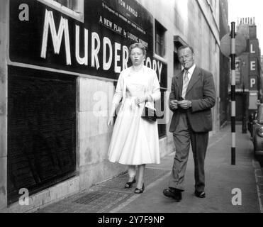 Vorhang auf "Murder Story", 22. Juli 1954 heute Abend war die erste Nacht von "Murder Story", dem neuen Stück im Cambridge Theatre, Earlham Street. Geschrieben von Ludovic Kennedy (dessen Frau die Ballerina Moira Shearer ist), soll das Stück auffallend einem Londoner Verbrechen ähneln, bei dem trotz erheblicher öffentlicher Kontroversen zwei Jugendliche, die an der Ermordung eines Polizisten beteiligt waren, gehängt wurden. Ein weiterer Jugendlicher wurde inhaftiert. Fotoshows: Mr. Bentley (Vater von Derek Bentley) und seine Tochter Iris, die am Cambridge Theatre ankamen. Stockfoto