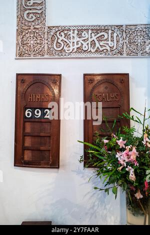 Nahaufnahme eines Abschnitts des Gottesgebets auf Arabisch, der den Chorbogen der St. Andreas Kirche in Tanger, Marokko umgibt Stockfoto