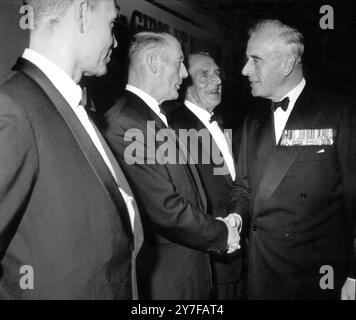 Mountbatten Meets V.C.s at Cinema, 24. September 1964. Admiral of the Fleet, Earl Mountbatten of Burma, Chief of the Defence Staff (extreme Rechte) war Ehrengast bei der Weltpremiere von „Guns at Batasi“ im Londoner Carlton Cinema, wo er drei weitere prominente Gäste traf, die Träger des Victoria Cross sind. Sie sind von links nach rechts, Ex-Corporal Harry Nicholls aus Camden Town, London, der die Medaille 1940 mit den Grenadier Guards gewann; Ex-Sgt. Stanley Hollis, der während des Zweiten Weltkriegs seinen V.C. an den Buchen der Normandie erwarb, während er im 6. Bataillon, den Green, diente Stockfoto