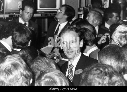 Sir Nicholas Goodison, Vorsitzender der Börse, heute in der Stadt, als er den neuen Vertrag der London International Financial Futures Exchange (LIFFE) eröffnete, den FT-SE 100 Index Contract. Mai 1984 Stockfoto