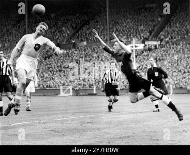 1955 FA Cup Finale Newcastle United gegen Manchester City Newcastle United Torhüter Ronnie Simpson (rechts) fliegt aus, um im Finale des FA Cup im Wembley Stadium einen Titelgewinn vor Don Revie zu retten. Newcastle gewann das Finale zum sechsten Mal, indem er Manchester City mit drei Toren gegen eins besiegte. Mai 1955. Stockfoto