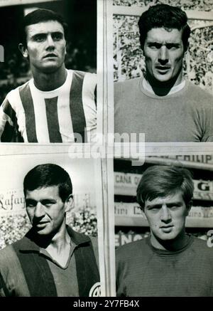 Argentinien zur Weltmeisterschaft : 22. Juni 1966. Buenos Aires, Argentinien: Mitglieder der argentinischen Fußballmannschaft, die an der Weltmeisterschaft teilnehmen. Oben, von links nach rechts, Roberto A. Perfumo und Miguel A. Santoro. Unten, von links nach rechts, Mario S. Chaldu und Silvio Marzolini. Stockfoto