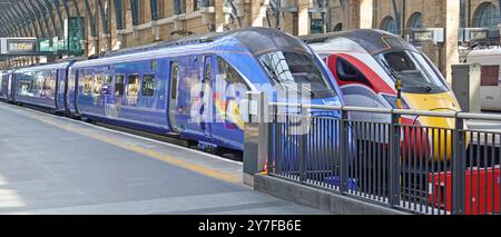 Zugführerkabinen bei Kings Cross puffert Blue Lumo Open-Access-Betreiber ein neuer Wettbewerber von LNER Azuma East Coast Passagierdienste Camden England UK Stockfoto