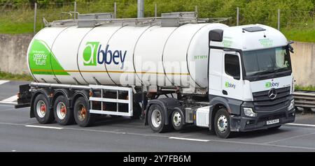 Abbey Logistics Transportunternehmen für Flüssigkeits- oder Pulverauflieger mit Tankwagen Mercedes-Lkw, der die M25-Autobahn fährt, Essex England Großbritannien Stockfoto