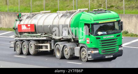 Biffa Waste Management ein knickgelenkter Sattelauflieger mit Flüssigabfall und Sattelzugmaschinen von Scania, der auf der Autobahn M25 Essex England UK fährt Stockfoto