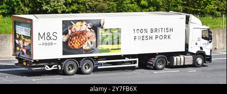 M&S FOOD Business Side & Rückansicht GIST Supply Chain LKW Auflieger Werbung für 100 % British Fresh Pork auf der Autobahn M25 Essex England UK Stockfoto