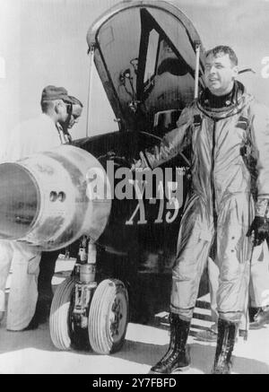 Major Robert White, US Air Force, steht vor dem X-15 Raketenflugzeug kurz nach seinem Rekordflug von 2650 km/h am 7. März 1961 Edwards Air Force Base Kalifornien Stockfoto