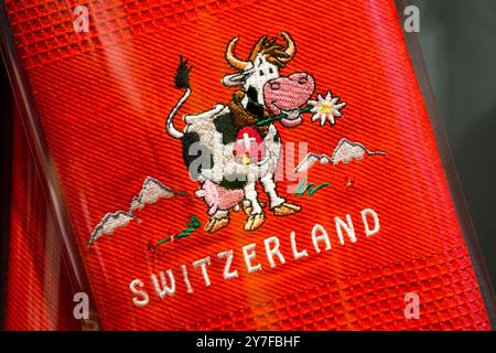 Avry Devant Pont, Schweiz. April 2024. Küchentücher mit farbenfroher Stickerei in einem Souvenirladen. (Foto: Karol Serewis/SOPA Images/SIPA USA) Credit: SIPA USA/Alamy Live News Stockfoto