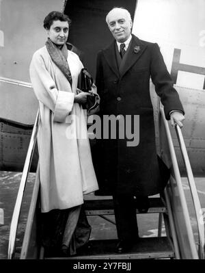 Premierminister von Indien, Pandit Jawaharlal Nehru, mit seiner Tochter, Frau Indira Gandhi, die während der Krönungssaison als Gastgeberin fungierte. Foto am Flughafen London vor dem Abflug. Juni 1953 Stockfoto