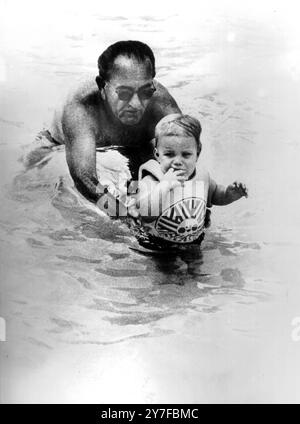 Präsident Lyndon Johnson hält seinen Enkel Patrick Lyndon Nugent während eines Schwimmens im Pool der LBJ Ranch. Johnson City Texas 17. Juni 1968 Stockfoto