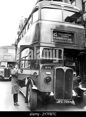 Eine Fahrerin eines Doppeldeckerbusses in Oxford. Die Forderungen des Krieges an die Arbeitskräfte wurden zunächst durch die große Zahl von Arbeitslosen verschleiert. Im Januar 1940 gab es in Großbritannien immer noch über eine Million Arbeitslose. Aber im Frühjahr 1942 waren alle verfügbaren Männer absorbiert worden Frauen nahmen eine Reihe von Jobs an, wie sie es im Ersten Weltkrieg hatten Stockfoto