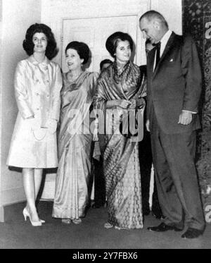 Indische Premierministerin Indira Gandhi (2. Rechts) mit US-Präsident Lyndon Johnson vor der indischen Botschaft zu Gesprächen über die Nahrungsmittelkrise Indiens. Ebenfalls abgebildet sind: Luci Johnson (für ihre kranke Mutter) und Mrs. Braj Kumar Nehru, Ehefrau des inadischen Botschafters. Washington DC, USA - 30. März 1966 Stockfoto