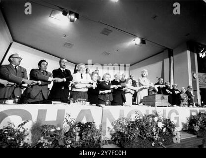 Mit gekreuzten Armen singen die Führer der Labour Party am Ende ihrer heutigen Jahreskonferenz die rote Flagge. Von links nach rechts sind zwei unbekannte: Mr. Anthony Wedgwood Benn, W E Padley, Barbara Castle, Alice Bacon, Harold Wilson, Frau White, Miss Sara Barker, Jennie Lee, Miss Betty Lockwood, James Callaghan, George Brown, Ian Mikardo, Anthony Greenwood, A Skeffington, Bessie Braddock, und Harry Nicholas. Oktober 1968 Stockfoto