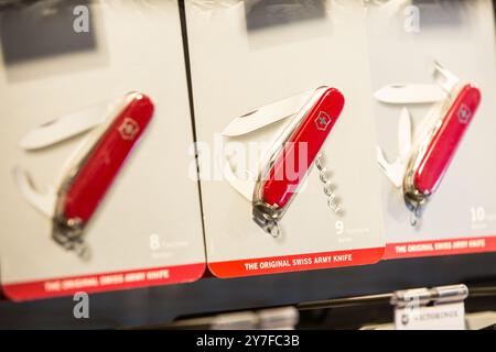 Avry Devant Pont, Schweiz. April 2024. Victorinox Taschenmesser in einem Souvenirladen. (Foto: Karol Serewis/SOPA Images/SIPA USA) Credit: SIPA USA/Alamy Live News Stockfoto