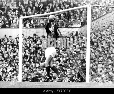 Manchester United gegen Manchester City Alex Stepney, Manchester United Torhüter im Spiel gegen Manchester City in Old Trafford. United gewann mit einem Tor gegen Null. September 1966. Stockfoto