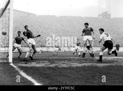 Chelsea V Tottenham Hotspur vor einer regendurchtränkten Menge von 55.000, Tottenham Hotspur Mittelstürmer Bobby Smith (ganz rechts) beobachtet den Ball in das Netz, während Chelsea Mitte halb Scott, Torhüter Bonetti und Chelsea rechts Hälfte Venables anschauen. April 1961. Stockfoto