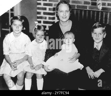 Grace Kelly im Alter von vier Jahren in einem Familienporträt von 1933. Von links nach rechts: Margaret, 8, Grace, 4, Margaret Kelly hält Elizabeth, vier Monate, und John Jr., 6, in ihrem Haus in Philadelphia. Januar 1956 Stockfoto