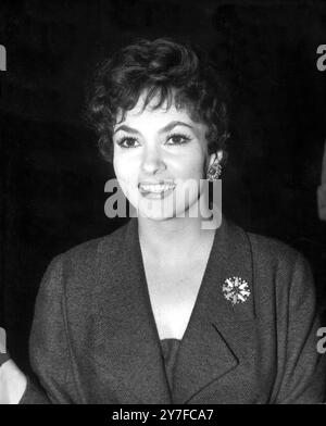 Gina Lollobrigida in London vertritt Italien bei der Eröffnung des neuen Gebäudes des National Film Theatre. Oktober 1957 Stockfoto