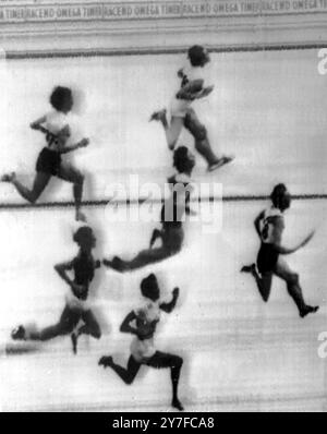 Olympische Spiele in Melbourne 1956 Foto-Ende des 100-m-Finales der Frauen, Betty Cuthbert aus Australien (468) gewinnt die Goldmedaille von vorne an hinten: Isabelle Daniels aus den USA, Vierte, Giussipina Leone aus Italien, fünfte; Betty Cuthbert gewinnt; Marlene Mathews aus Australien, Bronzemedaille; Heather Armitage aus Großbritannien, sechste und Christa Stubnick aus Deutschland, Silber. November 1956 Stockfoto