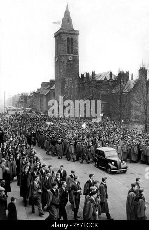 Studenten der St Andrew's University, Fife, Schottland, bilden ihre traditionelle Schlangenprozession in der North Street, als sie in ihrem Körper zu dem neuen Rektor, dem Earl of Crawford und Balcarres, gingen. April 1953 Stockfoto