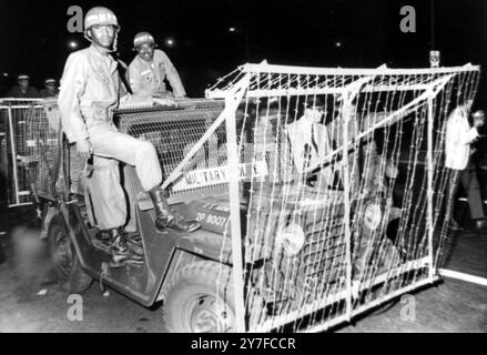 Anti-Kriegs-Demonstranten in Konflikt mit den Nationalgardisten, die die Demokratische Nationalkonvention unterbrachen. Abgebildet sind Wachmänner mit einem speziell gebauten Riot-Jeep, der mit Stacheldrahtrahmen bedeckt ist. Chicago, Illinois, USA - 29. August 1968 Stockfoto