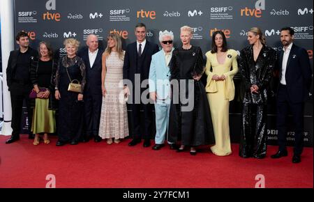 Raúl Arévalo, Esther García, Agustín Almodovar, Begoña Gómez, Premierminister Pedro Sánchez, Regisseur Pedro Almodovar, Schauspielerin Tilda Swinton, Victoria Luengo, Melina Matthews und Juan Diego Botto erhalten den Donosti Award Pedro Almodovar während des 72. Internationalen Filmfestivals San Sebastian im Kursaal Palace am 23. September 2023 in Donostia/San Sebastian, Spanien. Quelle: Album/Alamy Live News Stockfoto