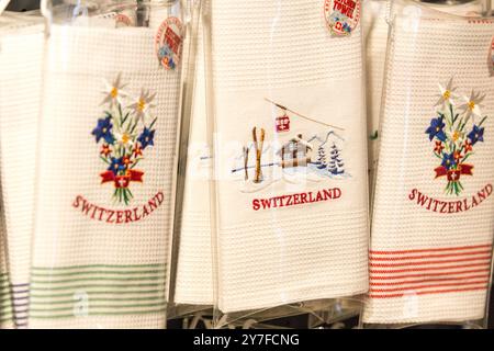 Avry Devant Pont, Schweiz. April 2024. Küchentücher mit farbenfroher Stickerei in einem Souvenirladen. Quelle: SOPA Images Limited/Alamy Live News Stockfoto