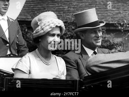 Ihre Majestät die Königin und der Herzog von Edinburgh in der Kutsche am letzten Tag in Royal Ascot. Juni 1960 Stockfoto