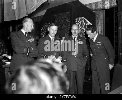 Auf dem Belfry West Halkin Street Belgrave Square in London fand ein Jubiläumsessen zum Gedenken an die Schlacht von Großbritannien statt. Alle führenden Piloten, die an dieser Schlacht teilnahmen, waren anwesend. Von links nach rechts, Air Chief Marshal Sir Keith Park, Air Chief Marshal Lord Downing, Air Marshal Sir John Robb und Group Captain Douglas Bader am 15. September 1946 Stockfoto